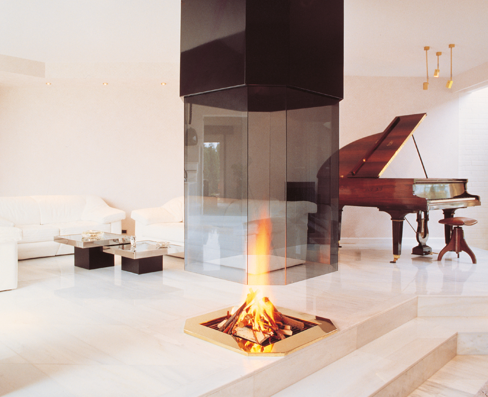 дровяной камин focus seculofocus. Pictofocus 1200 камин. камин с панорамным стеклом. фото стеклянных каминов. биокамин островной.